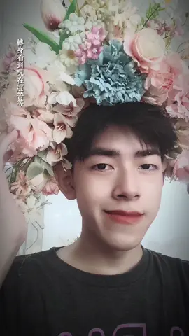 Kiếp này cắm hoa lên đầu  Kiếp sau tóc rụng hơn hoa 🌚  Cô Đạt xinh đẹp hàng ngày chính thức đu trend 🤷🏼‍♂️ #thinhhanh #tamphucongdong #trend #hâù_đồng_việt_nam #thực_hành_tín_ngưỡng_thờ_mẩu #hot #thinhhanh #caihoatrentoc #yfpシ 