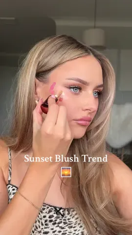 Sunset Blush Trend 🌅 W akcji nowości od @Golden Rose Polska  czyli róże i rozświetlacz w płynie✨ Smart Cheek Blush w odcieniach 101,107 i 102 oraz Smart Glow w odcieniu 202 ⭐️  #nowościGR #goldenrosepolska #kosmetykinalato #sunsetblush #liquidblush  R E K L A M A 