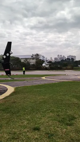 Pouso do helicóptero Bell 429 🚁 #helicoptero #aviacao #aeroporto #tiktok #foryou #fy 