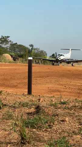 Estavam com saudades de um aviao passando por aqui ?? Kkk Maquina esse ai viu!!! Pilatus PC-12🛬#aviacao #pilatus #pilatuspc12 #pilot 