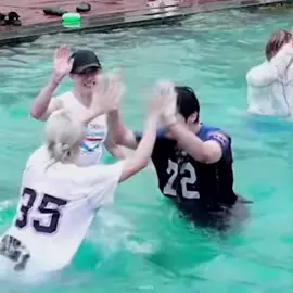 doing everything to make sure his yongbok wins #leeknow #felix #minlix 