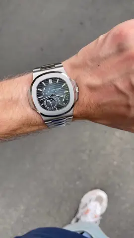 Wow what a beauty! 😍🔥 The Patek Philippe Nautilus Moonphase on the wrist of @wristmo23 - thanks for this stunning video! 🤞🏻 #chrono24 #nautilus #patekphilippe #patek