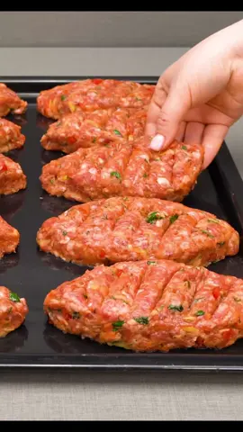 ما صنعته من اللحم المفروم هو محض جنون! أنا لم آكل أي شيء أفضل! المقادير: لحم مفروم: 1.5 كجم جزر : 150 جرام بصلة: 2 قطع بطاطس : 150 جرام فتات الخبز: 50 جرام الشبت: 20 جرام بقدونس : 20 جرام فلفل اسود: 5 جرام ملح: 5 جرام بابريكا حلوة : 5 جرام ثوم: 20 جرام البيض : 2 قطع زيت الزيتون : 15  مل بقدونس : 10 جرام بصل أحمر: 100 جرام بصلة: 1 قطع خل التفاح : 15  مل الماء: 15  مل فلفل اسود: 5 جرام ملح: 5 جرام سكر : 15 جرام لتحضير السلطة: فلفل حلو أحمر: 1 قطع بروكلي : 200 جرام فلفل حلو أحمر: 1 قطع تفاح أخضر: 1 قطع خيار : 70 جرام خردل: 30 جرام عسل: 15 جرام عصير الليمون : 15  مل خل : 15  مل زيت الزيتون : 10  مل بقدونس : 10 جرام زيت الزيتون : 10  مل#chicken #Recipe #campfirecooking #healthyfood #villagelife #cooking #sweet #doner #MountainLife #jam 