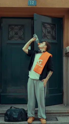 Anzeige | GATORADE FUELS YOU FORWARD💥⚡️ Wie ich ständig Energy habe während dem Tanzen? Das Geheimnis ist - GATORADE!🤩🪄 Bei jeder Sportart verliert man Energie, die durchs Schwitzen verloren geht, wie z.B. bei mir beim Tanzen, doch Gatorade* gibt mir diese ZURÜCK!💦😎 Mit der perfekten Formel aus Mineralsalzen, Kohlenhydraten und Flüssigkeit bekommst du deine Energy* direkt in deinen Körper, damit DU 100% dein bestes ICH sein kannst!🙌🏼🦸🏻‍♂️
‌ *Kohlenhydrat-Elektrolyt-Lösungen verbessern die Aufnahme von Wasser während der körperlichen Betätigung und tragen zur Aufrechterhaltung der Ausdauerleistung bei längerem Ausdauertraining bei.
‌ @Gatorade Switzerland🇨🇭 #Gatorade #StayHydrated #GatoradeFuelsYouForward 