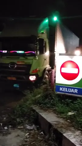 cuaca sangat dingin🥶🔥🚀 #drivermuda #cinimaticvideo #trontonhino  #hino500 #trontonwingbox #menyala🔥  #bismilahrame #xyzbca #soundviral  #fyppppppppppppppppppppppp 