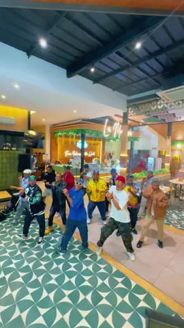 GOYANG deng FAMILY 🔥🔥🔥 sama kaka @Arie Kriting 😎 📍 @La Moringa Indonesia ❤️  inframe :@Dedo Aprilio @aptz03 @jbeckfunk110895 @Be_Brev ( Mambri ) @Eten Patty 🇮🇩 @jopapatty285 @R*23 @Russel @Airish Bakker Tuharea @Stewart @RockyFree  #fyp #tiktok #themolucs #moluccansoul #timur #ananatimur #dancer #challenge #anaktimur #IndonesiaTimur #lamoringaindonesia #lamoringajakarta #lamoringa #goyangfamily 