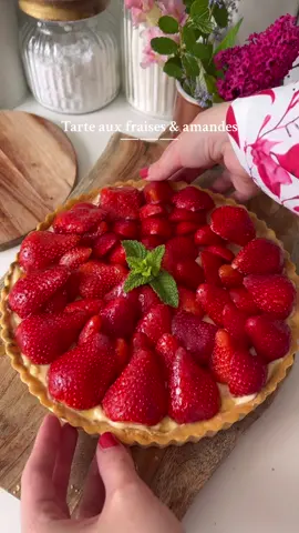 Tarte aux fraises 🍓 Pâte sucrée : •250g farine •125g beurre mou •1 œuf battu •75g de sucre glace •30g de poudre d’amandes 1/ Mélanger le sucre la farine et la poudre d’amandes avec le beurre mou du bout des doigts. Le mélange doit devenir sableux et fin.  2/ Verser l’œuf , mélanger jusqu’à obtenir une pâte.  3/ Filmer la pâte et placer une heure au frais.  4/ Étaler la pâte au rouleau sur un plan de travail farine.  5/ Déposer la pâte dans le moule à tarte préalablement beurré  et fariné. Piquer le fond avec une fourchette.  Placer au congélateur 1 heure. Préchauffer le four à 180° au bout de 50 minutes.  6/ Enfourner le fond de tarte 20/25 minutes à 180°.  Crème d’amande ingrédients  :•40g poudre d’amandes•40g beurre•40g sucre•40g œuf 1/ Mélanger le beurre mou avec le sucre puis ajouter l’œuf mélanger et enfin ajouter la poudre d’amandes.  2/ Étaler la crème d’amande sur le fond de tarte précuit.  3/ Remettre à cuire environ 15/20 minutes à 180°. Bien surveiller la cuisson.  4. laisser la tarte refroidir complètement.  Crème pâtissière ingrédients : •40g sucre •20g maïzena •50g de jaunes d’œuf (3 jaunes) •1/2 gousse de vanille •250ml de lait  •15g de beurre  1/ Porter le lait et la vanille à ébullition. 2/ Mélanger les jaunes, le sucre et la maïzena puis verser la moitié du lait chaud. Remuer puis remettre le tout dans la casserole.  3/ Mélanger jusqu’à épaississement de la crème pâtissière.  4/ Verser la crème pâtissière dans un plat large. Couvrir d’un film alimentaire au contact de la crème puis laisser refroidir au frais.  5/ Une fois la crème froide, étaler celle-ci sur le fond de tarte. 6/ Déposer des fraises lavées et coupées en deux.  #pourtoi #recette #tarteauxfraises #gateau #recettesimple #cuisinefrancaise #cuisine #cuisinetiktok #tiktokfood #baking 