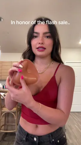 This is how you successfully put your snowy bra inserts in!! I get so many questions #brainserts #snowycare #snowystickyinserts #snowystickybrainsert #snowy #bracup #brapad #musthave #stickybra #stickybrainserts #stickyinserts #bracup #stickybracup #fashionhacksforgirl #fashionhack #ibtc 