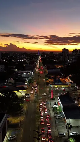 Teresina no entardecer: histórias cruzadas no caminho de volta para casa. O trânsito, as luzes, e a cidade em movimento, revelando a essência da capital do Piauí ao final de mais um dia. #teresina #piaui #dji #drone #transito 
