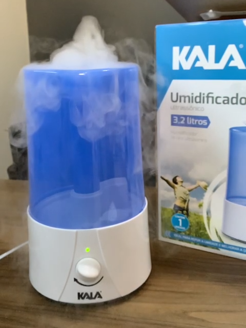 🌬️ Umidificador de Ar Ultrasônico 3,2L Kala - Bivolt 🌬️  Transforme a qualidade do ar na sua casa com o Umidificador de Ar Ultrasônico Kala! 🌿✨  💧 Capacidade de 3,2L: Maior autonomia para um ambiente fresco e saudável por mais tempo. ⚡ Bivolt Automático: Praticidade e compatibilidade em qualquer tomada. 🔇 Silencioso: Ideal para noites tranquilas de sono e ambientes de trabalho. 💡 Design Moderno: Sofisticação e elegância que combinam com qualquer decoração. 🌱 Tecnologia Ultrasônica: Umidificação eficiente, promovendo bem-estar e alívio para problemas respiratórios.  🌟 Benefícios:  Reduz sintomas de alergias e resfriados 🤧 Alivia a pele seca e irritações 👶 Proporciona conforto térmico e bem-estar 🏡 Garanta já o seu e respire melhor! 🌈✨ #BemEstar #Saúde #QualidadeDeVida #UmidificadorKala  🔗 Link na bio para mais informações e compra!