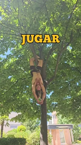 JUGAR ¿Sabes cuál es la principal forma en la que aprendemos los animales? Y aunque lo que nos hayan enseñado es a memorizar, no es la principal.  La principal es jugando. Está demostrado que cuando hay emoción y disfrute se aprende a niveles mucho mas profundos. Todos los animales, sobre todo los mamíferos aprendemos jugando. Esto se ve en nuestros primeros años, todo es juego. ¿¿Qué nos pasa cuando vamos creciendo?? Tenemos que abrirnos a jugar otra vez. Siempre digo que envejecemos cuando dejamos de movernos. Pero también cuando dejamos de aprender. Entonces... JUGUEMOS A MOVERNOS. Para disfrutar de jugar moviéndote tendrás que tener un cuerpo libre. La buena noticia es que lo puedes conseguir jugando a moverte. Empieza ya!! Escribe YO si te unes. Un abrazo. #jugar #moverse #vidaactiva #movimiento #natural #Fitness #saludreal #salud #libre 