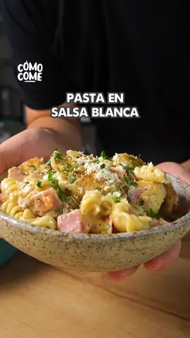 Pasta en Salsa Blanca con Pollo Receta: 2-3 personas -400g Pollo (la parte que prefieras) -1/2 cdta Comino -Sal y Pimienta -1 Cebolla Roja -2 cdta Mantequilla con Sal -2 cdta Harina -2 tazas Leche -1/2 cdta Ajo en Polvo -350g Pasta Cocida -150g Jamón -1 Tomate Servir con parmesano y Perejil #pastaensalsablanca #recetafacil #gastronomiaperuana 