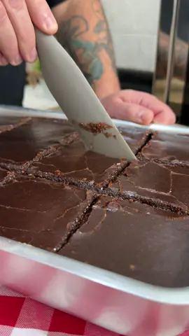 LEIA a receita aqui  Bolo de cenoura com casquinha crocante  No liquidificador bata por 5 minutos  3 cenouras médias ou 390 gramas 1 xícara de açúcar ou 180 gramas 1 xícara de óleo ou 185 gramas 4 ovos grandes ou 225 gramas Despeje num recipiente e adicione  2 xícaras de trigo ou 315 gramas (peneirada)  1 colher de sopa de fermento em pó ou 15 gramas Misture bem, coloque em assadeira untada somente na base e leve ao forno.  Não unte as laterais.  🚨IMPORTANTE o forno estar pré aquecido a 180° por pelo menos 10 minutos.  🚨 IMPORTANTE se atentar ao tamanho da assadeira! Não use uma assadeira muito maior que a minha 33x22x5 Asse até colocar um palito e sair seco. No meu forno elétrico ligo somente a resistência de baixo, e levou 45 minutos a 180°.  Para a calda: Numa panela fora do fogo, coloque:  1 e 1/2 xícara de açúcar ou 270 gramas 1 e 1/2 xícara de achocolatado ou 240 gramas (eu usei a marca Tody) 50 ml de leite ou 7 colheres de sopa 1/2 xícara de margarina ou 90 gramas (pode usar manteiga)  🚨IMPORTANTE USAR ESSA QUANTIDADE DE LEITE.   Leve ao fogo médio, mexa bem e espere ferver. Quando começar a ferver, conte um minuto e desligue o fogo.  🚨 Não deixe ferver muito, senão vai ficar puxa ao invés de crocante.  No bolo morno, despeje a calda e espere esfriar.  Vai fazer? Me conta aqui nos comentários e se fizer me marca!    #bolo #cake #carrotcake #receita #receitas #viral #fyp 