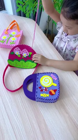 The child is quietly sewing her small bag, which is simple and fun. It not only allows the child to experience the fun of traditional handicrafts, but also exercises their hands-on ability and focus#ParentChildHandmade #PuzzleToys