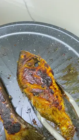 Panggangan ini ngga lengket ya Bun , diameternya 34cm cukup luas Bunda bisa panggang ikan , ayam , nyate juga bisa ya Bun . Mumpung masih promo silahkan bisa beli dikeranjang kuning ya Bun . #Panggangan #Grillpan #pangganganantilengket #panggangikan 