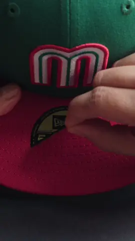 Nada como la satisfacción de estrenar gorras (y también coleciconar sus stickers).😍🧢 ¿Ustedes les dejan los stickers o se los quitan?👀 #NewEraCapLat #Cap #NewEraMéxico #ASMR #CapCollection #stickers