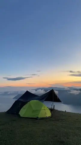 Definisi tetanggaan sama awan👋 📍Sipira, Samosir Sumatera Utara  🎥 @bigadventureindo Ikuti instagram @indocampinglovers untuk mengetahui tentang dunia camping yang ada disekitar kalian! #indocampinglovers #campingground #rekomendasicampground #gunungindonesia #rekomendasihealing #camping #campingvibes #sumut #indonesia #healing #glamping  #naturevibes 