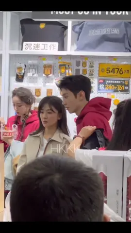 A Zan and Song Ran while shopping 🤭🥰 . . . . #liangjie #梁洁 #chenzheyuan #陈哲远 #thewhiteolivetree #randomtour #varietyshow #foryourpage #foryou 