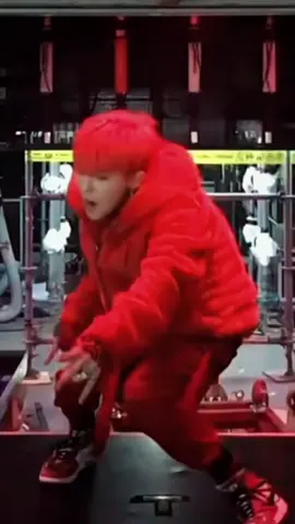 G-Dragon trước khi chuẩn bị bật lên sân khấu. Lets go… #gdragon #gdragon_bigbang #kwonjiyong #kwonjiyong_g_dragon #bigbang #vipgdragon #kpop #ygfamily #yg #gd #vipbigbang #gdragon지드래곤 #fypシ #xuhuong 