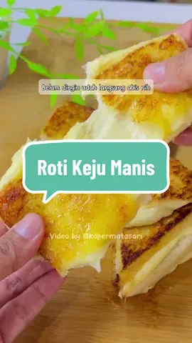 Menurutku ini enak banget deh, cuss cobain ‼️ Ada paduan rasa manis, gurih, dan asin Cocok buat temen snack anak-anak selama liburan atau buat ngemil sore-sore ——- 🍞 Roti Keju Manis Roti tawar Mentega / margarine Gula pasir Keju melt *panggang di pan pake api keciiil, tutup sebentar sampai keju leleh #idecemilan #idesnackanak #cemilananak #resepcemilan #resepmudah #rotipanggang #rotikeju #rotitawar #olahanrotitawar #kreasirotitawar