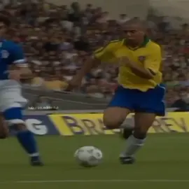 Maldini🇮🇹☠️ vs Ronaldo🇧🇷✨ #maldini #cannavaro #ronaldo #nazario #brasil #italia #copadomundo #footbal #acmilan #juventus #realmadrid #leyenda #cazador #do #brujas #magia #theartofdefending #championsleague #balondeoro #fypシ゚viral #viral #parati #jogobonito 