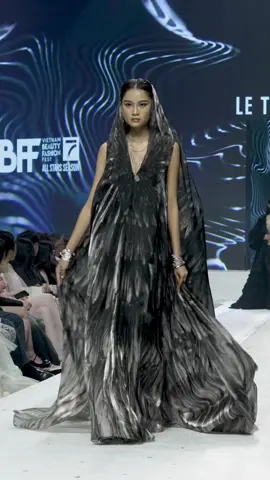 Model Thanh Tuyền mê hoặc với thiết kế váy in hoạ tiết độc quyền trong BST Pre-Fall 24. #LeThanhHoa #NTKLeThanhHoa #fashion #fashiondesigner #PreFall24 #VBFF #VBFFAllstars #Runway #model #tiktokgiaitri 