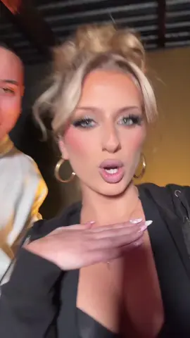 Trust the process of this Pamela inspired look ⭐️ @kdoesface look at the transition on his account 😍 #makeup #pamelaanderson #pamelaandersonmakeup 