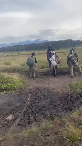 Tangis haru bpk kepala suku agandugume kpD TNI yg telah hadir di distrik agandugume yg slama ini blum prnah ada pasukan yg masuk di distrik ini karena dikuasai penuh oleh klompok KKB #RaiderPapua #YONIF751/VJS