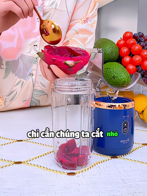 Máy Xay Sinh Tố 300ML Cầm Tay 6 Lưỡi Sử Dụng Pin Sạc Cổng USB Siêu Tiện Lợi, Máy Xay Đa Năng