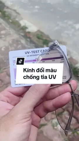 Kiểm tra sự đổi màu của kính này khi gặp nắng và xem độ chống tia UV #linhleo #kinhdoimau #kinh 