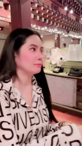 Trend của  em nó lạ lắm, người ta thì cài hoa trên tóc, còn Em là đội mũ hoa lên đầu có tóc 😃🤣😭😄😂 thôi vui là chính hihi