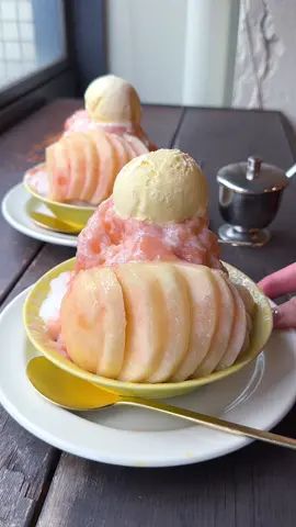 濃厚桃ソースと完熟桃果肉で作る贅沢桃かき氷🍑 ふわふわに削った氷に桃だけ100%を煮込んで作る自家製桃ソースをたっぷりかけた桃好きにはたまらないかき氷！ トッピングされている桃もしっかり甘くてみずみずしくて暑い日に食べるのにぴったりだと思う🍧 📍京都「マルニカフェ」 #京都グルメ #京都カフェ #shavedice #kyoto #tiktokfood