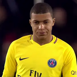 When Mbappe hit top speed 🏃🏿‍♂️‍➡️ #mabppe #mbappe #mbappespeed #mbappetopspeed #speedfootball #mbappesprint 