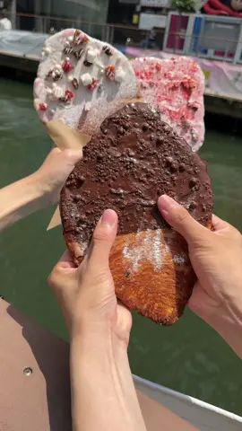 47年パン一筋の職人がつくるこだわりがつまったフラットクロワッサン🥐 ◎ フラットクロワッサン　チョコ　¥550 ◎ フラットクロワッサン　ストロベリー　¥550 ◎ フラットクロワッサン　マシュマロ　¥600 【店舗】PANSHIROU TEZUKAYAMA なんば道頓堀店 もとパン専門店 ぱん士郎 帝塚山 【住所】大阪府大阪市中央区道頓堀１丁目１０−７ WEED21ビル 1階 【営業時間】12:00-22:30 【定休日】不定休 【予算】￥1,000-2,000 大阪の道頓堀(グリコの近く)にある 40年以上愛され続けてきたパン屋さん🥐 動画でもあるように生地が柔らかく 他のパン屋さんでは味わえない ふわっふわなクロワッサンに感動しました！ #大阪グルメ #japanesefood #tiktokfood 