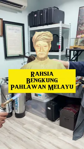 Menyingkap rahsia senjata dan pakaian pahlawan Melayu terdahulu. Ia bukan sahaja mempunyai ilmu-ilmu serasa ( ilmu hikmah ) samada berbentuk daripada bacaan-bacaan ayat al-Quran dan lain-lain yang akhirnya meraka dianugerahkan dengan maunah dan “karomah”tetapi mereka juga dihadiahkan senjata-senjata ataupun pakaian-pakaian teknologi yang hebat oleh orang-orang yang tidak meraka kenali untuk perjuangan mempertahankan Agama, Bangsa dan Tanah Air. . Bersama saya satu bengkung yang dipunyai oleh pahlawan Tanah Air kita dan saya melihat satu perkara yang hebat mereka punyai satu ketika dahulu. . Untuk hebat dan mengalahkan musuh kita perlukan amalan-amalan dan juga teknologi-teknologi terkini sesuai dengan sesuatu zaman itu. . Tenang-tenang sajalah. . . . . . #tenangtenangsajalah #sipiritualawakening #positivemindset #entrepreneurlife #ustazamin #ustazaminofficial #ustazdiving #ustazaminquote #keris #sundang #senjatamelayu 