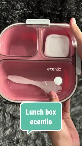 Ecentio kotak bekal lunch box anti tumpah 3 grid  1100 ml kotak makan wadah bekal free sendok garpu dan tempat saus/sup #ecentio #ecentiolunchbox #kotakbekal #lunchbox #ecentioofficial #ecentioindonesia #ecentiokotakmakan #ecentiokotakmakanviral #ecentiokotakmakanantitumpah #ecentiokotakmakanmurah #ecentiokotakmakan3lapis #ecentiokotakmakanbpafree #ecentiokotakmakanantitumpah #kotakbekalmurah #kotakbekalmurah #kotalbekalanak #ecentioschoolseason #backtoschool #debyftr 