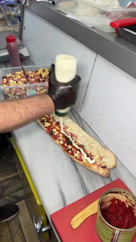 2 Metre Uzunluğunda Karışık Pizza Tost . Kayseri Eski Sanayide bulunan Oğuz Tost'a geldim Ustam benim İçin kendi elleriyle güzel bir 2 Metre Uzunluğunda Karışık Pizza Tost hazırladı 2 Metre Uzunluğunda Karışık Pizza Tost Muhteşemdi ben bu muhteşem lezzete bayıldım iddia ediyorum Sırf bu tost için bile Kayseri'ye gelinir  2 Metre Uzunluğunda Karışık Pizza Tost Sadece 145 ₺ . #Kayseri #karışıktost #lezzet #yemektarifleri #yemekturkiyecom