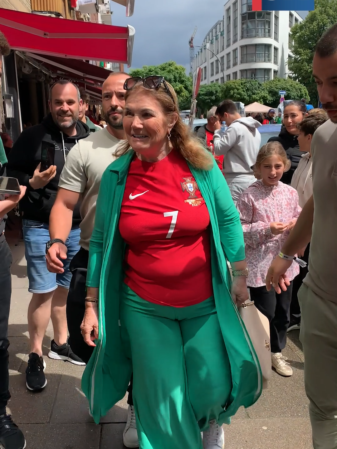Dolores Aveiro está em Hamburgo, Alemanha, onde joga esta sexta-feira a seleção nacional, contra a França, para os quartos de final do Campeonato da Europa. A mãe de Cristiano Ronaldo foi recebida em festa pelos adeptos portugueses. #jornaldenoticias #doloresaveiro #cristianoronaldo #portugal🇵🇹 #EURO2024