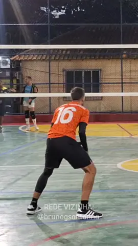 Jogador de vôlei de praia na quadra sempre dá trabalho  #volei #volley #volleyball #voleibol #volleyballworld 