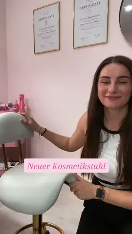 Neuer Kosmetikstuhl 🤍 Ich habe meinen Stuhl von Großhandel SYIS bestellt. 🥰 Ich benutze ihn jetzt seit ein paar Wochen und der Unterschied ist enorm. Er ist viel bequemer und ich kann ihn nur empfehlen ! 😇 Ich hoffe, dass dies anderen helfen kann, die beim Wimpernmachen Rückenschmerzen haben. 😘.   #neuerstuhl #kosmetikstuhl #wimpernverlängerungböblingen #böblingen #beautyhaul 