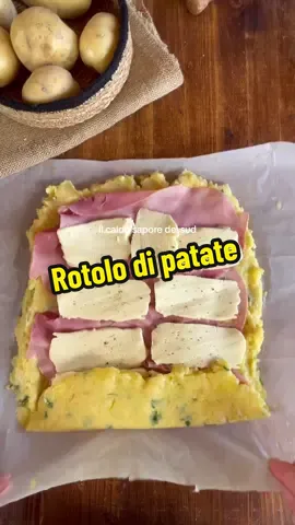 Ingredienti per fare il rotolo di patate farcito con prosciutto e formaggio 800 gPatate (a pasta gialla) 2Uova (circa) q.b.Sale q.b.Prezzemolo 1 pizzicoAglio 30 gPangrattato 60 gGrana Padano grattugiato (o parmigiano) 200 gProsciutto 200 gformaggio (a pasta morbida o filata) q.b.Pangrattato (Per la finitura) q.b.Olio extravergine d’oliva