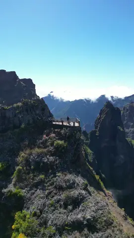🌄✨This breathtaking viewpoint is your first stop beyond the Radar station, and it's calling out to all who seek the beauty of nature's canvas. After a refreshing walk of about 15-30 minutes from the starting point of PR1 Hike, you'll find yourself at this magical spot. The path is friendly, with some elevation to get your heart pumping, but nothing too demanding. It's the perfect warm-up for the iconic Pico to Pico Route⛰️ Location: 📍Miradouro do Ninho da Manta, Madeira, Portugal 🇵🇹 Whether you're starting your hike to Pico Ruivo or simply seeking a peaceful moment with nature, Miradouro do Ninho da Manta won't disappoint. #MadeiraMagic #NinhoDaManta #SunsetSpot #HikingAdventure #NatureLovers #TravelGram #MountainViews #ScenicViews #ScenicView #Viewpoint #ExploreMadeira 