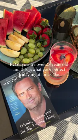 Who can relate? 😍 #bridgerton #friends #matthewperry #booklover #bridgertonlove #bridgertonnetflix #bridgertonseason3 #perfectfriday #perfectfridaynight 