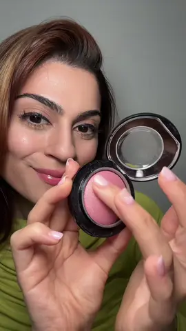 💋✨WELCOME TO EPISODE 1 OF MAKE UP DOs & DONTS✨💋 How to apply blusher LIKE A PRO using the MAC mineralise blush in “gentle” A18 DONTs: ❌ never use a brush with a large surface area and most definitely do not take the blusher straight onto your face! You will end up applying too much and you’ll look like you have a rash 🙃 also don’t go straight for the middle of the cheek, you’ll have no definition. DOs: ✅ use a smaller brush with finer hairs, and always tap the blush or mix into your hand before applying onto your face, this way you have the option to add more and build. Follow your cheek bone in a semi circle shape to define the area.  Blusher should enhance your facial features, add a healthy glow, and bring your entire makeup look together! DM/Email me for everyday tips, a special event look, or a complete makeup overhaul, we can work on a personalised plan catered to you through one to one sessions! 🤍💋✨ #makeupartist #nofilter #makeuptransformation #makeuplover #beautybloggers #mac #eventsmakeup #beautytips #beautifulskin #softglam #makeupwedding #makeupideas 