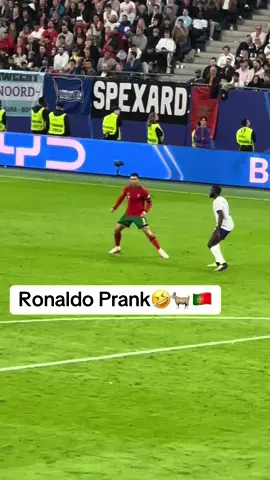 Ronaldo Prank 😂🐐🇵🇹❤️ #goat #cr7 #7 #prank #siuuuu #ronaldo #goal #portugal #portugalvsfrance #hamburg #cristianoronaldo #hsv #upamecano #tiktokromania #EURO2024 #EM24 #ronaldo7 #euro24 #fürdich #fyp #foryou #fy #ronaldo_fans #ronaldoprank #ronaldoprime #france #francevsportugal #🇵🇹🇫🇷 #🇫🇷 #🇵🇹 #🐐🇵🇹 #goatsoftiktok #fotball_edits #fotballtiktok #fotballskills 