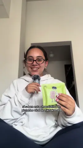 La mejor chocolate bar del mundo. Pero todo por el esparcible de pistachooo. No saben todo lo que la aporrie y seguia intacta. #fyp #bogota #pistachio #pistachiochocolate 