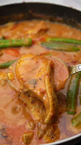 Episod 473 | Resepi Kari Ikan Version 3 | 2 Minit 1 Resepi by Che Sayang Kitchen Resepi penuh - isi ikan - 2 biji bawang merah besar kisar - 6 tangkai cili kering - 2 inci halia - 6 ulas bawang putih - 1/2 sudu halba campur - Hirisan bawang merah, halia, bawang putih - 2 tangkai daun kari - Hirisan tomato - 1 sudu serbuk lada hitam - 4 sudu serbuk kari ikan - 1 cawan santan - 1 cawan air - 1 sudu pes asam jawa - Garam & perasa - Kacang bendi, tomato, daun kari - Perahan jus limau #resepichesayang #chesayangkitchen #kariikan 