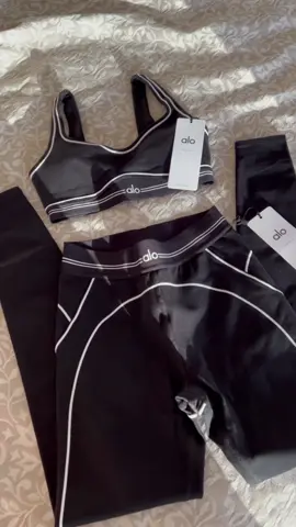 Alo yoga airbrush throb set 🖤#alo #alounboxing #unboxing #fypシ゚viral #pilates #clothes #blackandwhite #tiktokshop 