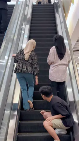 Prank ambil sendal. Kaka nya sampe lucu dan bingung #fyp 