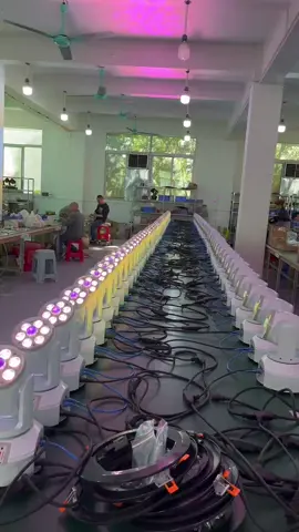 bên e chuyên  sản xuất  các mẫu đèn sân khấu các loại giá tại xưởng bác nào cần ib e ạ